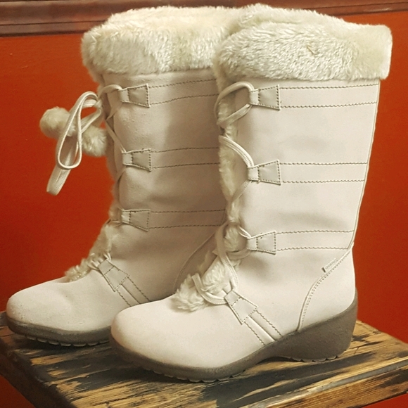 Shoes - Cream fuzzy winter boots